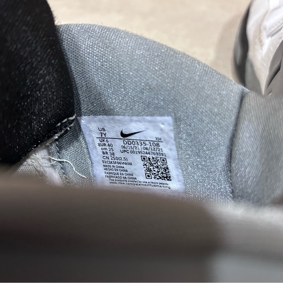 Nike Boys Kyrie Infinity SE DD0335-108 Gray women’s Sneakers Size 8.5 / kids 7Y - Picture 4 of 5